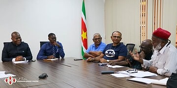 583307966 1160013669649753 6893121608635530612 n 1536x738 1 Minister Marinus Bee van Binnenlandse Zaken ontving de voorzitters en vertegenwoordigers van de Centrale van Landsdienaren Organisaties (CLO) en de Confederatie voor Organisaties van Landsdienaren (COL). Aanwezig waren onder anderen Ronald Hooghart (CLO), Hugo Blanker (COL) en bestuursleden van beide koepels.