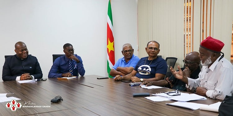 Bee ontvangt CLO en COL: samenwerking en herinvoering ambtseed op agenda 1 583307966 1160013669649753 6893121608635530612 n 1536x738 1 Minister Marinus Bee van Binnenlandse Zaken ontving de voorzitters en vertegenwoordigers van de Centrale van Landsdienaren Organisaties (CLO) en de Confederatie voor Organisaties van Landsdienaren (COL). Aanwezig waren onder anderen Ronald Hooghart (CLO), Hugo Blanker (COL) en bestuursleden van beide koepels.