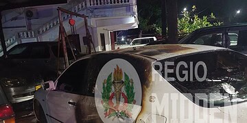 583330215 122296540640011040 5976304568411780916 n Volgens de monteur was hij bezig olie uit de tank te pompen met behulp van een batterij. Die batterij had hij op de vloer van de achterbank geplaatst. Bij die werkzaamheden ontstond een vonk, waarna brand uitbrak in het voertuig.