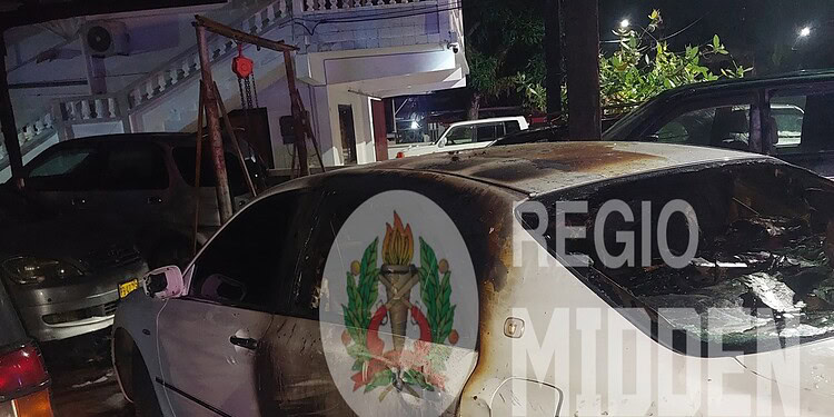 Vonk bij laden batterij zet auto in brand aan Khiraweg 1 583330215 122296540640011040 5976304568411780916 n Volgens de monteur was hij bezig olie uit de tank te pompen met behulp van een batterij. Die batterij had hij op de vloer van de achterbank geplaatst. Bij die werkzaamheden ontstond een vonk, waarna brand uitbrak in het voertuig.