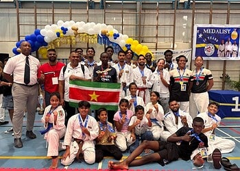 584305454 1273235901511299 8309801204511827306 n Het Surinaamse karateteam heeft een indrukwekkende prestatie geleverd tijdens het Buena Vista International Championship, dat op 7 en 8 november op Curaçao werd gehouden. Met een team van 21 toegewijde karateka’s wist Suriname de tweede plaats te bemachtigen in het landenklassement.