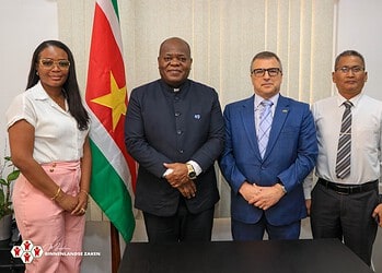 584404718 1160487802935673 6754103046694950068 n 1536x1024 1 In de vergaderruimte van het ministerie ontving minister Marinus Bee de Braziliaanse ambassadeur, Marcelo Baumbach. Bij het gesprek waren ook directeur Binnenlandse Zaken (Biza) Sanduela Belong en vertegenwoordigers van de Braziliaanse ambassade aanwezig. Beide partijen onderstreepten het belang van structurele dialoog en kennisdeling om de bilaterale banden verder te verdiepen.