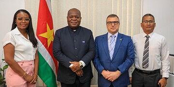 584404718 1160487802935673 6754103046694950068 n 1536x1024 1 In de vergaderruimte van het ministerie ontving minister Marinus Bee de Braziliaanse ambassadeur, Marcelo Baumbach. Bij het gesprek waren ook directeur Binnenlandse Zaken (Biza) Sanduela Belong en vertegenwoordigers van de Braziliaanse ambassade aanwezig. Beide partijen onderstreepten het belang van structurele dialoog en kennisdeling om de bilaterale banden verder te verdiepen.