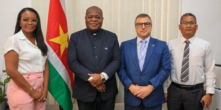 Bee bespreekt versterking samenwerking met Braziliaanse ambassadeur Baumbach 1 584404718 1160487802935673 6754103046694950068 n 1536x1024 1 In de vergaderruimte van het ministerie ontving minister Marinus Bee de Braziliaanse ambassadeur, Marcelo Baumbach. Bij het gesprek waren ook directeur Binnenlandse Zaken (Biza) Sanduela Belong en vertegenwoordigers van de Braziliaanse ambassade aanwezig. Beide partijen onderstreepten het belang van structurele dialoog en kennisdeling om de bilaterale banden verder te verdiepen.