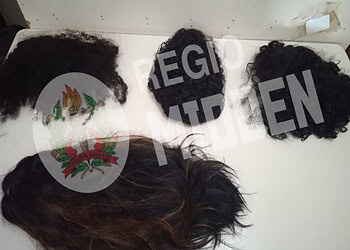 584483611 122296985468011040 1688608104750944883 n Een vrouw, aangeduid als L.F., meldde dat op donderdag 13 november 2025 twaalf pruiken uit haar salon, gevestigd op hetzelfde adres als haar woning, waren verdwenen. De tuinman, B.A., hielp die dag met het verplaatsen van de pruiken van de woning naar de salon.