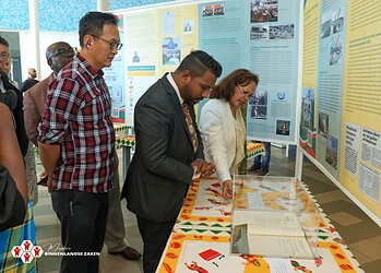 585563979 1165122749138845 2794672081885930178 n 1536x1024 1 Het Nationaal Archief Suriname (NAS) heeft ter gelegenheid van 50 jaar staatkundige onafhankelijkheid een speciale tentoonstelling geopend met als thema: “Ontwikkeling van de Republiek Suriname vanaf 1975 tot heden – Impressies van een land in beweging”.