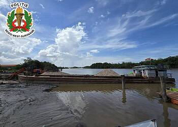 586015132 678615881995925 8837452517987247217 n Het drietal werd opgepakt nadat de politie informatie had ontvangen dat een boot, afkomstig uit buurland Guyana en Suriname binnengevaren via de Nickerierivier, een hoeveelheid brandstof het land had binnengesmokkeld. De boot zou zijn aangemeerd bij een steiger aan de rechteroever van de rivier.