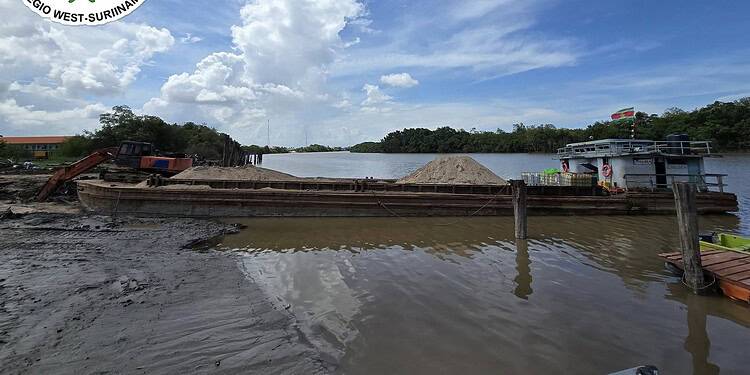 586015132 678615881995925 8837452517987247217 n Het drietal werd opgepakt nadat de politie informatie had ontvangen dat een boot, afkomstig uit buurland Guyana en Suriname binnengevaren via de Nickerierivier, een hoeveelheid brandstof het land had binnengesmokkeld. De boot zou zijn aangemeerd bij een steiger aan de rechteroever van de rivier.