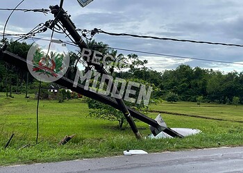Bestuurder rijdt tegen elektriciteitsmast op Kennedyweg 7 588030708 122328141200001925 8000186127202796509 n Een automobilist is zondagmiddag 23 november 2025 met zijn voertuig tegen een elektriciteitsmast gebotst langs de Kennedyweg, ter hoogte van plantage Overtoom. De bestuurder bleef bij het incident ongedeerd.