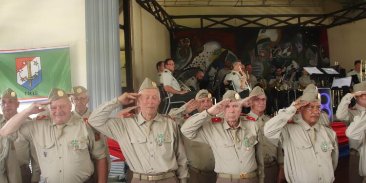 590705163 122227902026121783 1527813804299150818 n Voorzitter van Stichting TRIS Kontakten, Ad van Wingerden, zegt dat de jaarlijkse TRIS-reizen en -bijeenkomsten belangrijk zijn voor oud-militairen om de band met Suriname te symboliseren. Dit doen zij ook om hun diensttijd te herdenken, de geschiedenis levend te houden en contacten met Surinaamse oud-militairen te onderhouden.