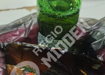 593587467 122299290608011040 1047267607540352960 n e1764554015188 De man zou vervolgens een fles Heineken in haar richting hebben gegooid en is weggelopen. Korte tijd later kwam hij terug met een lege Parbo-bierfles, die hij opnieuw naar haar gooide. Daarbij raakte Y.M. gewond aan haar arm. Zij deed daarop melding bij de politie en is doorverwezen naar een arts voor behandeling.