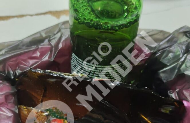 593587467 122299290608011040 1047267607540352960 n e1764554015188 De man zou vervolgens een fles Heineken in haar richting hebben gegooid en is weggelopen. Korte tijd later kwam hij terug met een lege Parbo-bierfles, die hij opnieuw naar haar gooide. Daarbij raakte Y.M. gewond aan haar arm. Zij deed daarop melding bij de politie en is doorverwezen naar een arts voor behandeling.