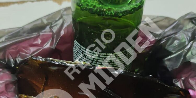 593587467 122299290608011040 1047267607540352960 n e1764554015188 De man zou vervolgens een fles Heineken in haar richting hebben gegooid en is weggelopen. Korte tijd later kwam hij terug met een lege Parbo-bierfles, die hij opnieuw naar haar gooide. Daarbij raakte Y.M. gewond aan haar arm. Zij deed daarop melding bij de politie en is doorverwezen naar een arts voor behandeling.