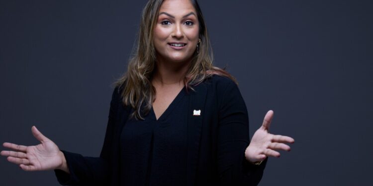 Jarbandhan vraagt president om onmiddellijk ingrijpen tegen golf van gewelddadige berovingen 1 6 ZEKER FRONT Ameerani Jarbandhan reageert Assembleelid Ameerani Jarbandhan heeft president Jennifer Simons in een brief van 28 november 2025 gevraagd om “met achterlating van andere prioriteiten” direct in te grijpen tegen de toename van gewelddadige berovingen. Zij wil weten welke concrete maatregelen al zijn genomen, welke op korte termijn volgen en welke ondersteuning slachtoffers van zware criminaliteit krijgen.