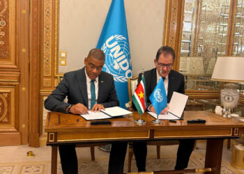 7 e1764364286806 Suriname en de VN-industrieorganisatie UNIDO hebben tijdens de UNIDO General Conference in Riyad afspraken gemaakt om de samenwerking voor duurzame industriële ontwikkeling te verdiepen. Het gaat om de voorbereiding van een Programme for Country Partnership (PCP) voor de periode 2026–2031, gericht op modernisering, diversificatie en groene groei.