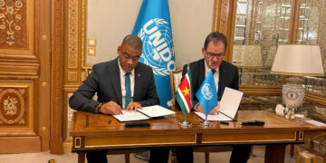 7 e1764364286806 Suriname en de VN-industrieorganisatie UNIDO hebben tijdens de UNIDO General Conference in Riyad afspraken gemaakt om de samenwerking voor duurzame industriële ontwikkeling te verdiepen. Het gaat om de voorbereiding van een Programme for Country Partnership (PCP) voor de periode 2026–2031, gericht op modernisering, diversificatie en groene groei.