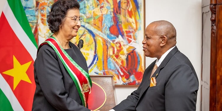 Ricardo Panka beëdigd als ambassadeur in Nederland 1 7b6012dd ff1c 4d48 976b 80de8ce45f83 Op het presidentieel paleis is Ricardo Panka beëdigd als ambassadeur van de Republiek Suriname in Den Haag. President Jennifer Simons onderstreepte tijdens de plechtigheid het belang van een hernieuwde, gelijkwaardige relatie met Nederland, gericht op economische, sociale en culturele samenwerking.