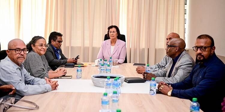 8d06c0a1 72fc 43f8 a2e4 b5d0bf38ae4e President Jennifer Simons heeft op vrijdag 28 november 2025 op het Kabinet van de President de Agro Werkgroep geïnstalleerd. De werkgroep moet de ontwikkeling van de agrosector versnellen door een uitvoeringsplan op te stellen dat gericht is op concrete realisatie en snelle resultaten.