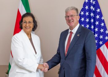 95c91918 d81d 4f7b a29f d3adb20a3435 e1764180234183 In een opiniestuk ter gelegenheid van 50 jaar staatkundige onafhankelijkheid van Suriname (Srefidensi) feliciteert de Amerikaanse ambassadeur Robert J. Faucher het Surinaamse volk en blikt hij terug op de lange geschiedenis tussen beide landen.