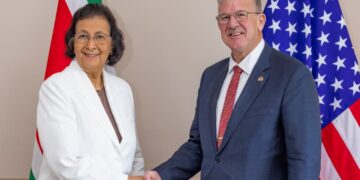 95c91918 d81d 4f7b a29f d3adb20a3435 e1764180234183 In een opiniestuk ter gelegenheid van 50 jaar staatkundige onafhankelijkheid van Suriname (Srefidensi) feliciteert de Amerikaanse ambassadeur Robert J. Faucher het Surinaamse volk en blikt hij terug op de lange geschiedenis tussen beide landen.