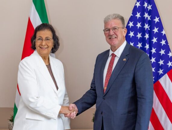 95c91918 d81d 4f7b a29f d3adb20a3435 e1764180234183 In een opiniestuk ter gelegenheid van 50 jaar staatkundige onafhankelijkheid van Suriname (Srefidensi) feliciteert de Amerikaanse ambassadeur Robert J. Faucher het Surinaamse volk en blikt hij terug op de lange geschiedenis tussen beide landen.