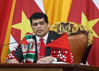 Adhin DNA 50 jaar onafhankelijkheid “Door de jaren heen hebben antisociale persoonlijkheden de politiek gegijzeld. Personen die op de voorgrond en achtergrond meer schade brachten dan ontwikkeling”, zei parlementsvoorzitter Ashwin Adhin dinsdag tijdens de viering van vijftig jaar staatkundig onafhankelijkheid bij de buitengewone openbare vergadering.