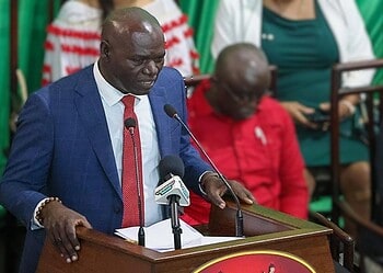 Asabina DNA 50 jaar onafhankelijkheid “Als wij spreken over de toekomst, moet dat gebeuren in de geest van de geschiedenis. Wij kunnen geen begrippen gebruiken als duurzaamheid, verbinding, inclusie, verbondenheid, terwijl delen van het volk nog steeds uitsluiting, achterstand en onrecht ervaren”, zei DNA-lid Ronny Asabina van de BEP dinsdag tijdens de viering van vijftig jaar staatkundig onafhankelijkheid bij de buitengewone openbare vergadering.