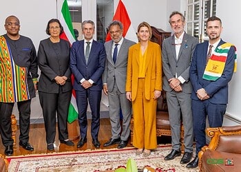 Bevriende naties bereid verdere invulling te geven aan bilaterale relatie met Suriname 4 Tijdens de viering van 50 jaar Staatkundige Onafhankelijkheid hebben vertegenwoordigers van bevriende naties bilaterale gesprekken gevoerd met president Jennifer Simons. Volgens de Communicatiedienst Suriname (CDS) hebben de gesprekspartners aangegeven bereid te zijn de samenwerking met Suriname verder te verdiepen.