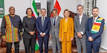 Bevriende naties bereid verdere invulling te geven aan bilaterale relatie met Suriname 4 Tijdens de viering van 50 jaar Staatkundige Onafhankelijkheid hebben vertegenwoordigers van bevriende naties bilaterale gesprekken gevoerd met president Jennifer Simons. Volgens de Communicatiedienst Suriname (CDS) hebben de gesprekspartners aangegeven bereid te zijn de samenwerking met Suriname verder te verdiepen.