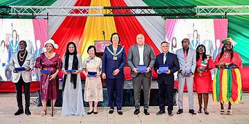 Bijkans 190 Surinamers gedecoreerd voor onmiskenbare inzet 17 De decoratieceremonie ziet zij als een moment van erkenning, maar ook als een oproep aan de samenleving om gezamenlijk verder te bouwen. De inzet en voorbeeldfunctie van de gedecoreerden moeten volgens haar een inspiratiebron zijn voor de volgende generatie Surinamers.