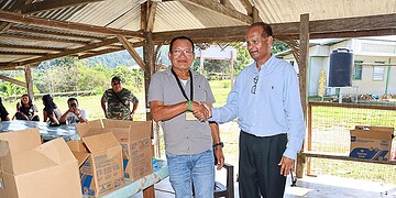 CvR naar Kawem 4 Het bezoek maakte deel uit van het consultatieproces rond de ontwerpwet die momenteel in behandeling is bij De Nationale Assemblée (DNA). In Kawemhakan voerde de commissie een hoorzitting met graman Ipomadi Pelenapin en verschillende dorpshoofden, in aanwezigheid van leden van de gemeenschap.