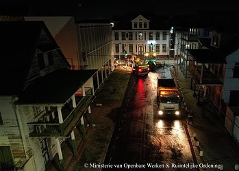 DJI 0817 1536x864 1 Op dinsdag 12 november is tussen 18.00 en 06.00 uur een nieuwe asfalttoplaag aangebracht op de Watermolenstraat. De werkzaamheden maken deel uit van het rehabilitatieproject voor wegen in Paramaribo, Wanica en Saramacca en moeten de doorstroming en veiligheid verbeteren.
