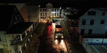 DJI 0817 1536x864 1 Op dinsdag 12 november is tussen 18.00 en 06.00 uur een nieuwe asfalttoplaag aangebracht op de Watermolenstraat. De werkzaamheden maken deel uit van het rehabilitatieproject voor wegen in Paramaribo, Wanica en Saramacca en moeten de doorstroming en veiligheid verbeteren.