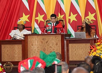 DNA markeert 50 jaar onafhankelijkheid met buitengewone vergadering8 De Nationale Assemblée (DNA) heeft dinsdag 25 november 2025 in de Congreshal een buitengewone openbare vergadering belegd ter markering van 50 jaar staatkundige onafhankelijkheid van Suriname. Parlementsvoorzitter Ashwin Adhin blikte terug op de idealen rond 1975 en stelde dat de belofte van “eerlijke kansen voor iedere Surinamer” vandaag een eerlijke toets verdient.