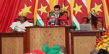 DNA markeert 50 jaar onafhankelijkheid met buitengewone vergadering8 De Nationale Assemblée (DNA) heeft dinsdag 25 november 2025 in de Congreshal een buitengewone openbare vergadering belegd ter markering van 50 jaar staatkundige onafhankelijkheid van Suriname. Parlementsvoorzitter Ashwin Adhin blikte terug op de idealen rond 1975 en stelde dat de belofte van “eerlijke kansen voor iedere Surinamer” vandaag een eerlijke toets verdient.