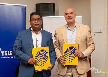 DSC01335 N.V. Telesur heeft de samenwerking met Orange Wholesale verlengd en uitgebreid om de internationale connectiviteit van Suriname verder te versterken. Met het nieuwe vijfjarige contract, dat ingaat in augustus 2025, verzekert het telecombedrijf zich van 100 Gbps aan extra transport- en IP-capaciteit op de Paramaribo– Albina–Cayenne–Martinique-route via de Kanawa-zeekabel.