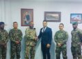 Kennismakingsgesprek Defensie-VRM: aandacht voor arbeidsomstandigheden militairen 2 Defensieminister Ramsaran en bestuur VRM zetten zich in voor duurzaam samenwerkingsverband2 Minister Uraiqit Ramsaran van Defensie heeft vrijdag 21 november 2025 een officieel kennismakingsgesprek gevoerd met het bestuur van de Vereniging Rechtspositie Militairen (VRM). Tijdens het overleg wisselden beide partijen van gedachten over actuele ontwikkelingen binnen het ministerie en de positie van militair personeel.