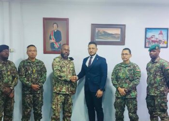 Defensieminister Ramsaran en bestuur VRM zetten zich in voor duurzaam samenwerkingsverband2 Minister Uraiqit Ramsaran van Defensie heeft vrijdag 21 november 2025 een officieel kennismakingsgesprek gevoerd met het bestuur van de Vereniging Rechtspositie Militairen (VRM). Tijdens het overleg wisselden beide partijen van gedachten over actuele ontwikkelingen binnen het ministerie en de positie van militair personeel.