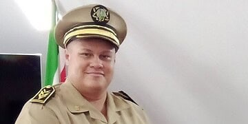 Ernesto Muller1 Vijftig jaar geleden schreven wij geschiedenis. Met moed en een gedeelde droom claimden wij ons recht om ons eigen pad te bewandelen, om ons eigen lot te vormen. Srefidensi was meer dan een politieke daad; het was de geboorte van onze natie, een belofte van een eigen stem, een eigen identiteit.