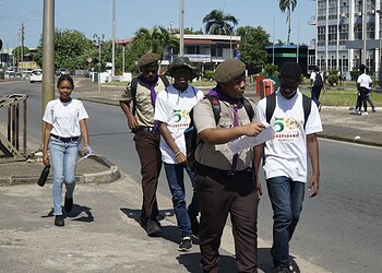 FOTO 6 Jongeren van 12 tot en met 18 jaar hebben zaterdag een levendige kennismaking gehad met de Surinaamse geschiedenis tijdens een educatieve speurtocht door de binnenstad.