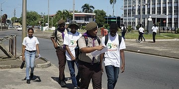 FOTO 6 Jongeren van 12 tot en met 18 jaar hebben zaterdag een levendige kennismaking gehad met de Surinaamse geschiedenis tijdens een educatieve speurtocht door de binnenstad.
