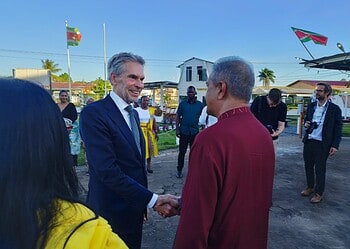 Foto 2 Centraal tijdens het bezoek stond de kennismaking met Oso Tori Oso, een houten miniatuurhuis gebaseerd op een traditionele volkswoning aan de Mahonylaan. Dit doorlopende project is een initiatief van de Nederlandse stichting Under the Blue Surface (UBS) en wordt in Suriname onder meer uitgevoerd in samenwerking met de SAO en NAKS. De bouw werd gerealiseerd door cursisten van de afdelingen Bouw, Machinale Houtbewerking, GaWaSa en Lassen.