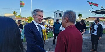 Foto 2 Centraal tijdens het bezoek stond de kennismaking met Oso Tori Oso, een houten miniatuurhuis gebaseerd op een traditionele volkswoning aan de Mahonylaan. Dit doorlopende project is een initiatief van de Nederlandse stichting Under the Blue Surface (UBS) en wordt in Suriname onder meer uitgevoerd in samenwerking met de SAO en NAKS. De bouw werd gerealiseerd door cursisten van de afdelingen Bouw, Machinale Houtbewerking, GaWaSa en Lassen.