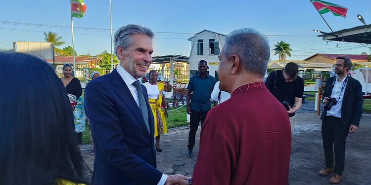 Foto 2 Centraal tijdens het bezoek stond de kennismaking met Oso Tori Oso, een houten miniatuurhuis gebaseerd op een traditionele volkswoning aan de Mahonylaan. Dit doorlopende project is een initiatief van de Nederlandse stichting Under the Blue Surface (UBS) en wordt in Suriname onder meer uitgevoerd in samenwerking met de SAO en NAKS. De bouw werd gerealiseerd door cursisten van de afdelingen Bouw, Machinale Houtbewerking, GaWaSa en Lassen.