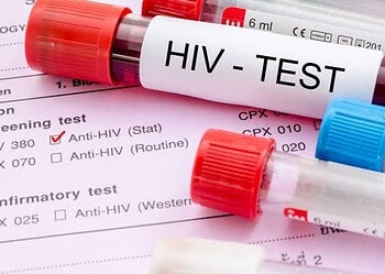 Foto2 Suriname ziet een zorgelijke toename van hiv in twee leeftijdsgroepen: tot 25 jaar en 35–45 jaar, meldt hiv-focal point Monique Holtuin (VWA). Naar schatting leven 8.000 mensen met hiv; ongeveer 4.000 kennen hun status, van wie 85% in zorg is.