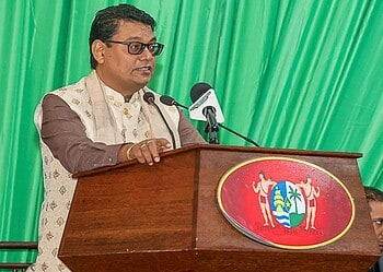 Gajadien DNA 50 jaar onafhankelijkheid “Zowel de coalitie als de oppositie moet de nationale agenda boven partijbelangen verheffen”, zei VHP-fractieleider Asiskumar Gajadien dinsdag tijdens de viering van vijftig jaar staatkundig onafhankelijkheid bij de buitengewone openbare vergadering.