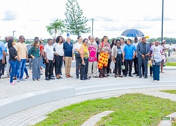 Gerenoveerde Waterkant opstap historisch Paramaribo naar regionale parel 8 President Jennifer Simons ziet de vernieuwde Waterkant als een belangrijke stap richting een historische binnenstad die binnen vijf tot tien jaar als een parel in het Caribisch gebied moet gelden. Dat zei zij zaterdag 22 november 2025 bij de officiële oplevering van het tweede gedeelte van de heringerichte Waterkant.