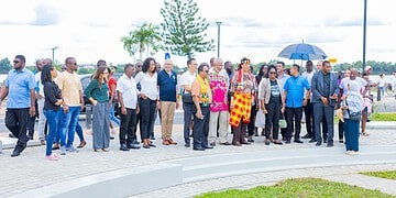 Gerenoveerde Waterkant opstap historisch Paramaribo naar regionale parel 8 President Jennifer Simons ziet de vernieuwde Waterkant als een belangrijke stap richting een historische binnenstad die binnen vijf tot tien jaar als een parel in het Caribisch gebied moet gelden. Dat zei zij zaterdag 22 november 2025 bij de officiële oplevering van het tweede gedeelte van de heringerichte Waterkant.
