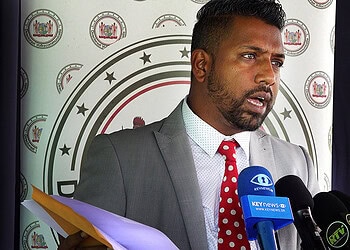 Harish Monorath 003 De bewindsman haalde aan dat al de aantijgingen eerst door Gajadien bewezen moeten worden. “Dat moet hij zelf gaan doen.” Hij stoort zich vooralsnog niet echt aan de opmerkingen van Gajadien, maar hij meent wel dat de VHP-fractieleider door al de opmerkingen de grens heeft overschreden. Monorath haalde verder aan dat het helemaal niet waar is dat hij de staat voor miljoenen heeft benadeeld.