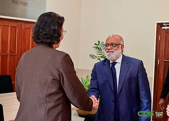 IDB Caribbean General Manager bespreekt onderwijshulp met president Simons 1 President Jennifer Simons heeft donderdag 20 november 2025 op het Kabinet van de President een werkbespreking gehad met Anton Edmunds, General Manager van het Caribbean Country Department van de Inter-Amerikaanse Ontwikkelingsbank (IDB). Centraal in het gesprek stonden de lopende programma’s in Suriname, met bijzondere nadruk op de verdere ontwikkeling en modernisering van de onderwijssector.